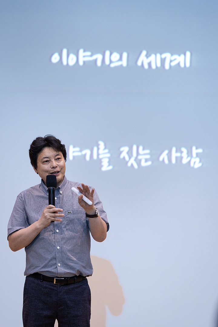 전성태 작가가 강연하고 있다.