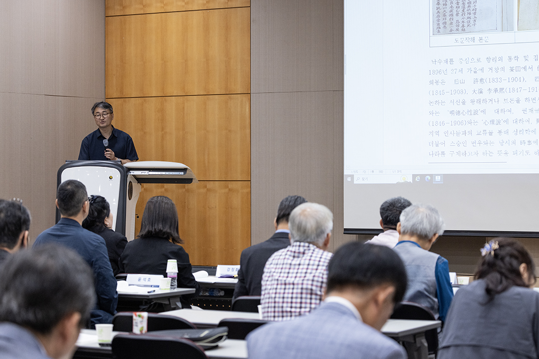 함영대 경상국립대학교 한문학과 교수가 '20세기 경남 유교 지식인의 지적자원과 회봉문고'를 주제로 발표하고 있다.