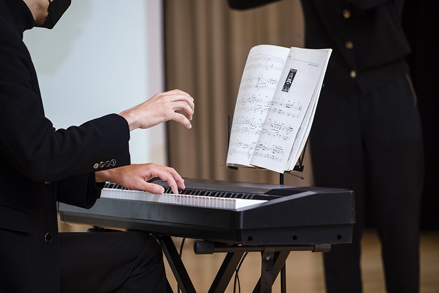 김창겸 피아니스트가 연주하고 있다.