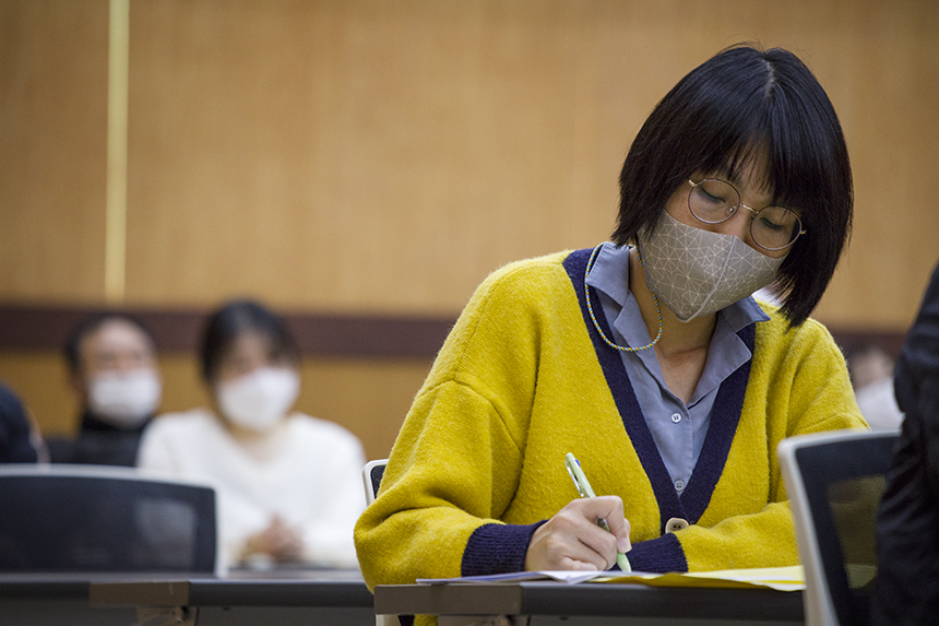 참석자들이 오은 시인의 강연을 경청하고 있다.