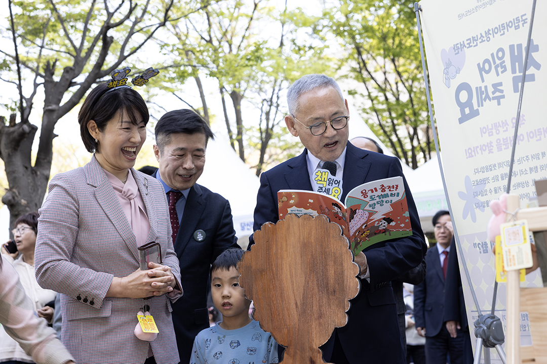 유인촌 문화체육관광부 장관이 국립중앙도서관에서 열린 '2024년 도서관의 날 기념식'에 참석하여 어린이들에게 동화책을 읽어주고 있다.