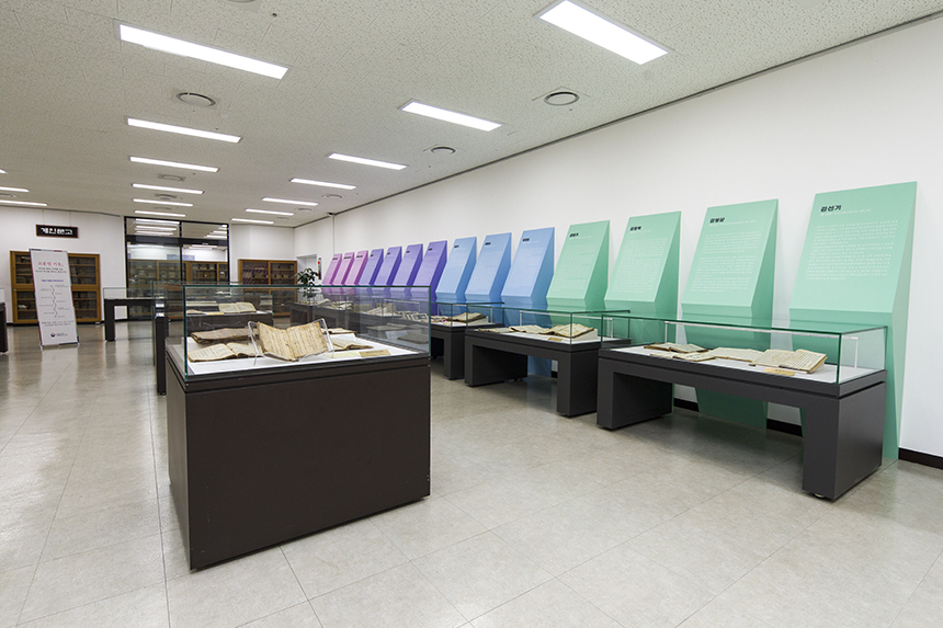 국립중앙도서관은 본관 5층 고문헌실에서 3월 24일(수)부터 『지식의 역사를 잇다』 고문헌 기증 전시를 열었다.