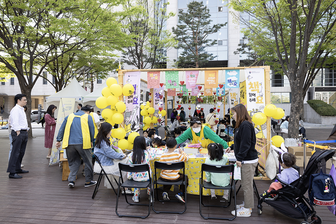 아이들이 모빌우산 만들기(저학년용), 입체화분 만들기(고학년용), 핀버튼 만들기 등 다양한 독서문화 프로그램을 체험하였다.