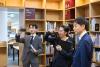 본관 4층 자료실 큐브 서가에 대해 설명을 듣고 있는 일본 국립국회도서관 대표단.
