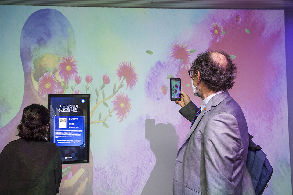 케난 코자투르크 튀르키예 출판인협회장은 온라인 자료 수집 및 디지털화 업무에 관한 의견을 나눈 후 실감서재 등을 견학하였다.