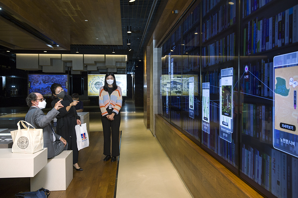 케난 코자투르크 튀르키예 출판인협회장은 온라인 자료 수집 및 디지털화 업무에 관한 의견을 나눈 후 실감서재 등을 견학하였다.