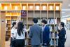 일본 국립국회도서관 대표단이 국립중앙도서관을 견학하고 있다.