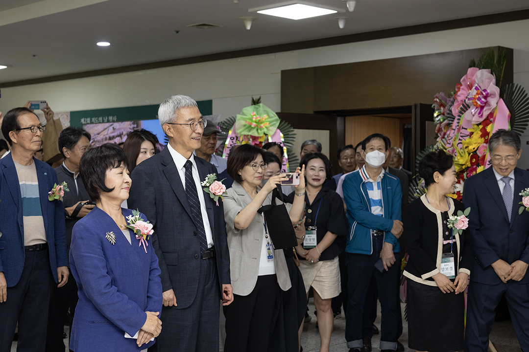 국립중앙도서관은 9월 3일(화) 국제회의장에서 '제2회 지도의 날'을 개최하였다. 전시 개막에 참석하고 있는 모습.