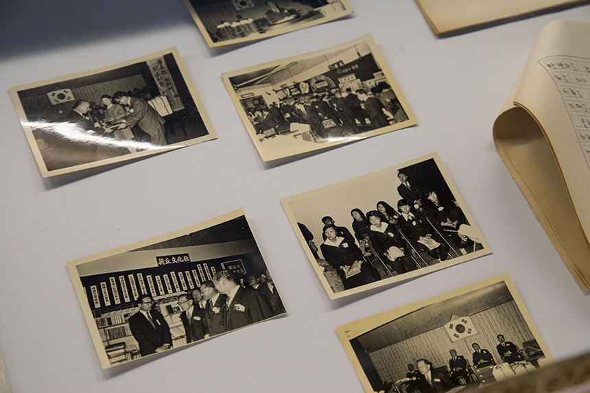 〈긋닛: 뉴 월드 커밍〉은 지난 70여 년간 끊어지고 또 이어진 서울국제도서전 역사를 최초로 돌아보는 아카이브 전시라고 하는데요! 옛날 흑백 사진 속에서 서울국제도서전 모습을 찾아보는 재미가 있네요.