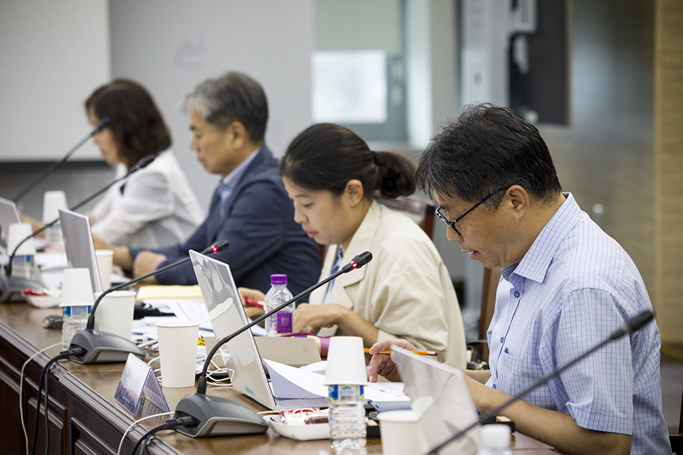 김일환 국립중앙도서관 관장 직무대리가 '국립중앙도서관 현황과 과제'를 주제로 발표하고 있다.