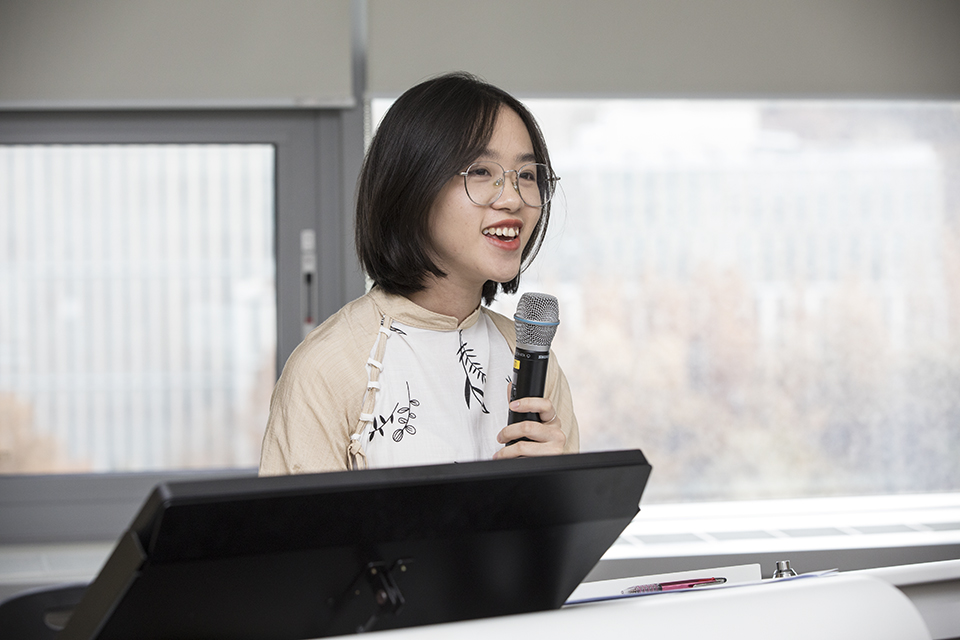  '베트남 국립도서관 어린이문화도서관의 이용자 서비스 개선방안 연구'를 주제로 발표하고 있는 트란 안 푸옹 사서.