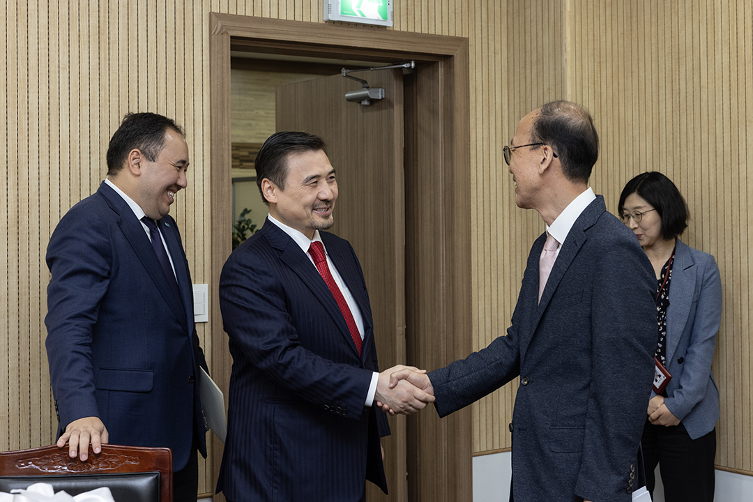 이수명 국립중앙도서관 관장 직무대리가 누르갈리 아르스타노프 주한 카자흐스탄 대사를 만나 인사를 나누고 있다.