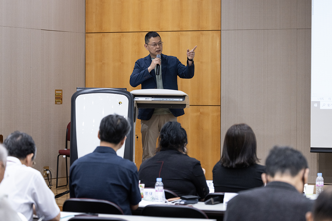 윤석호 부산대학교 사학과 교수가 토론을 하고 있다.