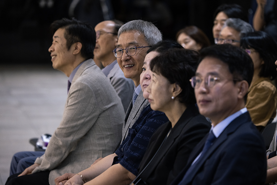 김희섭 국립중앙도서관장이 조현설 교수의 동명왕편 강의를 듣고 있다.