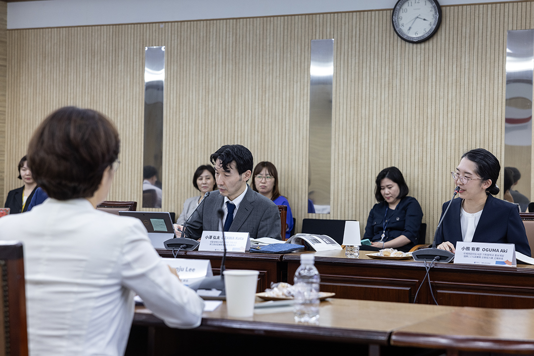 모든 발표가 끝나고 자유롭게 질문을 주고 받고 있는 양측 대표단.