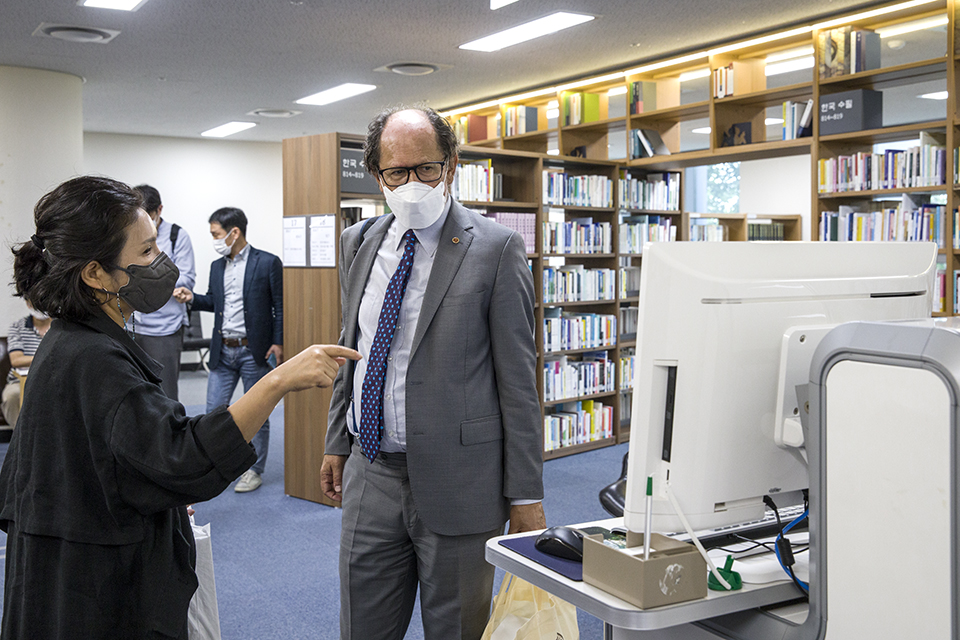 일(화) 오전 10시 국립중앙도서관에서 케난 코자투르크(KENAN KOCATÜRK) 튀르키예 출판인협회장이 김일환 기획연수부장을 예방하였다. 케난 코자투르크 튀르키예 출판인협회장은 온라인 자료 수집 및 디지털화 업무에 관한 의견을 나눈 후 실감서재 등을 견학하였다.