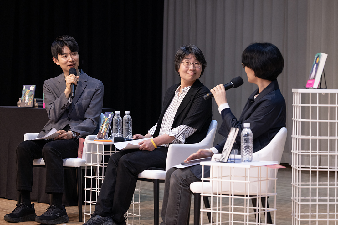 한국 장르 소설 최초 전미도서상 후보에 오른 <종의 기원담>의 저자인 SF 소설가 김보영과 조지 R. R. 마틴의 <얼음과 불의 노래>, 테리 플래쳇의 <멋진 징조들> 등 유수의 작품을 번역한 이수현 번역가의 대담토크가 2012년 '세계의 문학' 신인상을 수상한 문학평론가 허희의 사회로 진행되었다.