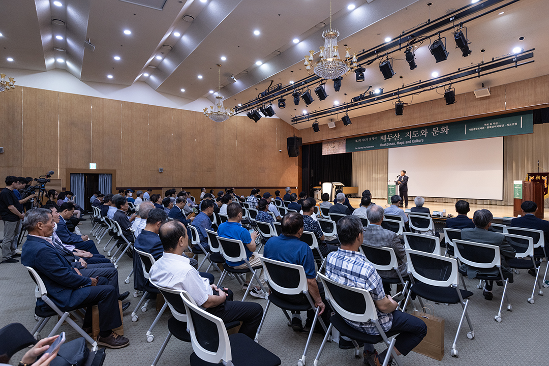 지도의 날 공동위원장이자 전 주이라크 김현명 대사가 환영사를 하고 있다.