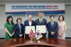 국립중앙도서관 남영준 관장과 영국 국립도서관위원회 영국 국립도서관장 직무대행 제레미 실버 (Jeremy Silver)가 양해각서에 서명을 하고 양측 관계자들과 기념촬영을 하고 있는 모습