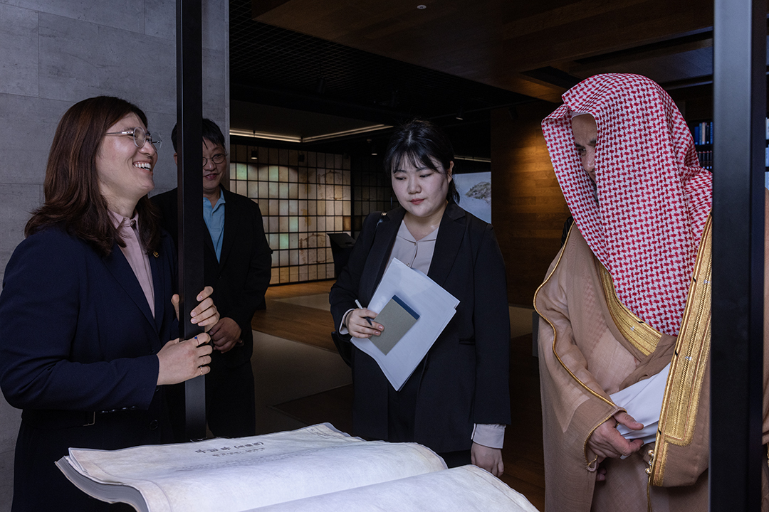 장미란 문화체육관광부 제2차관과 셰이크 사우드 알모젭 사우디아라비아 검찰총장이 '디지털북'을 체험하고 있는 모습.