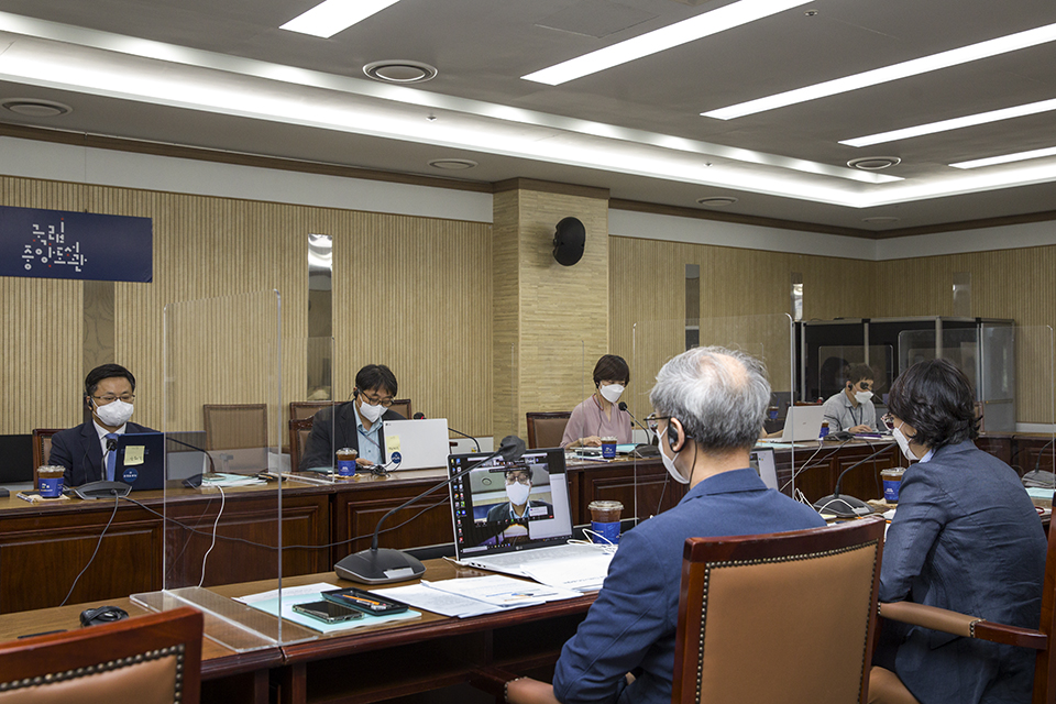 국립중앙도서관은 9월 21일(수) 오후 1시 30분 일본 국립국회도서관(관장 요시나가 모토노부)과 ‘2022년 한·일 국립도서관 온라인 업무교류’를 개최했다.