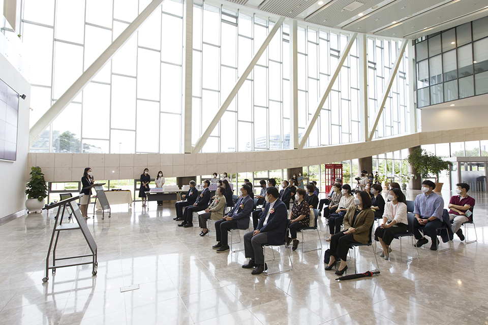 국립중앙도서관은 29일(월) 세종시 어진동에 위치한 국립세종도서관 로비에서 '2022년 국가정책정보협의회 공동전시 개막식'을 열었다.