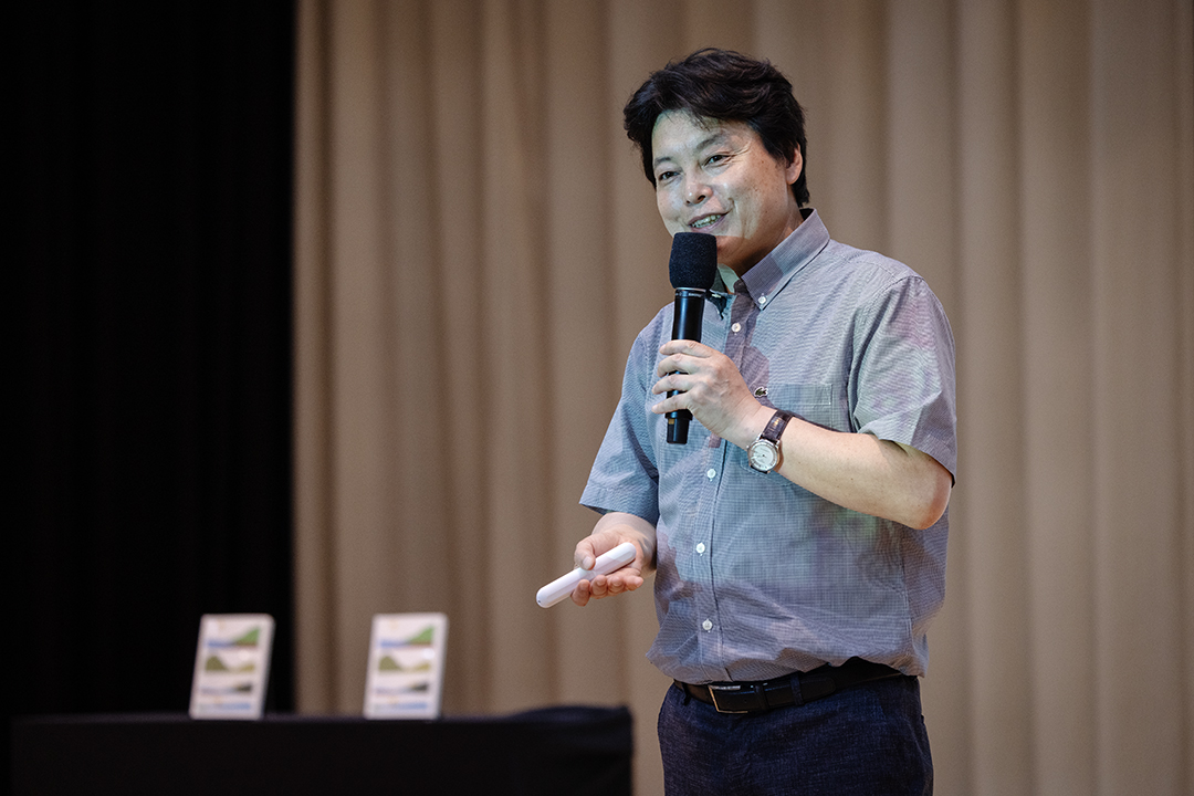 전성태 작가는 소설집 『매향』, 『국경을 넘는 일』, 『늑대』 그리고 최근 소설집 『여기는 괜찮아요』를 냈다.