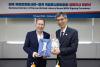 국립중앙도서관 남영준 관장과 영국 국립도서관위원회 영국 국립도서관장 직무대행 제레미 실버 (Jeremy Silver)가 선물을 교환하고 기념촬영을 하고 있는 모습 