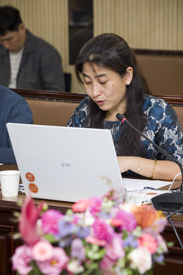 중국 국가도서관 화이옌 중문채편부 부주임이 'BIBFRAME 중국 실시 진전 및 관련 사유'를 주제로 발표하고 있다.