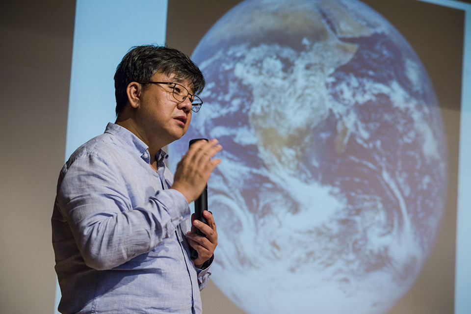박숭현 박사는  2015년 세계 최초로 남극권 중앙 해령의 열수 분출구와 신종 열수 생명체를 발견하며 화제를 모으는 등 전 세계의 지구과학자가 주목하는 인물이다.