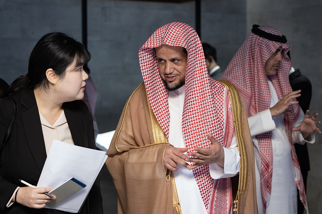 셰이크 사우드 알모젭 사우디아라비아 검찰총장이 실감콘텐츠에 대해 설명을 듣고 있다.