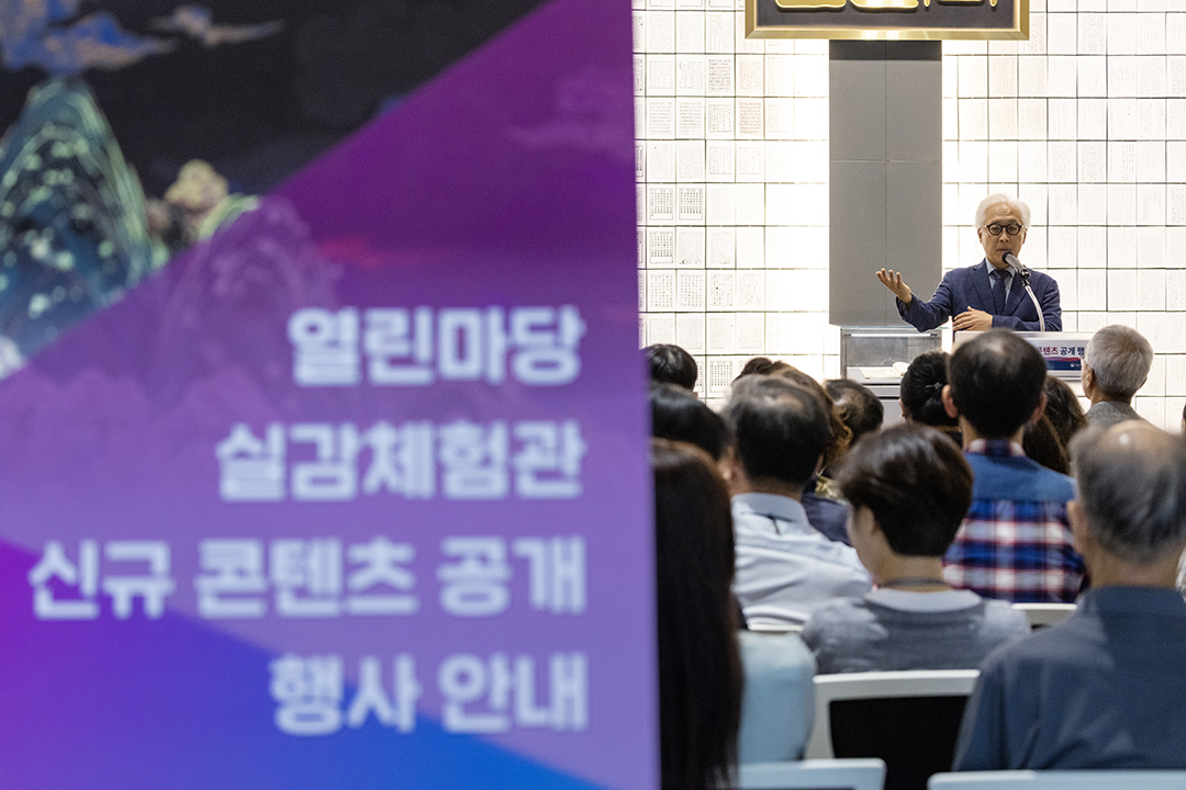 서울대학교 국어국문학과 조현설 교수가 「동명왕편」에 대한 강의 해설을 하고 있다.