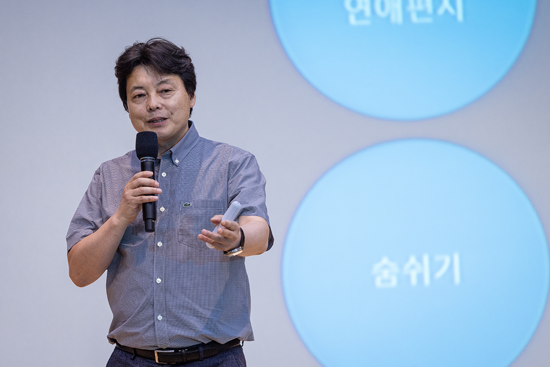 강연하고 있는 전성태 작가.