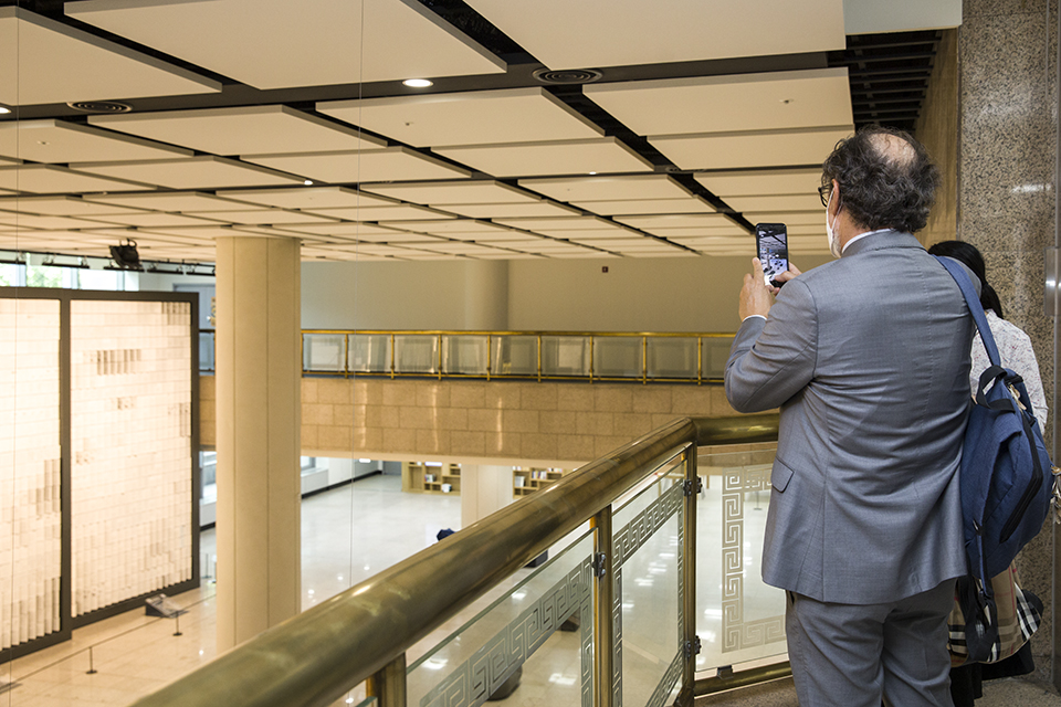 일(화) 오전 10시 국립중앙도서관에서 케난 코자투르크(KENAN KOCATÜRK) 튀르키예 출판인협회장이 김일환 기획연수부장을 예방하였다. 케난 코자투르크 튀르키예 출판인협회장은 온라인 자료 수집 및 디지털화 업무에 관한 의견을 나눈 후 실감서재 등을 견학하였다.