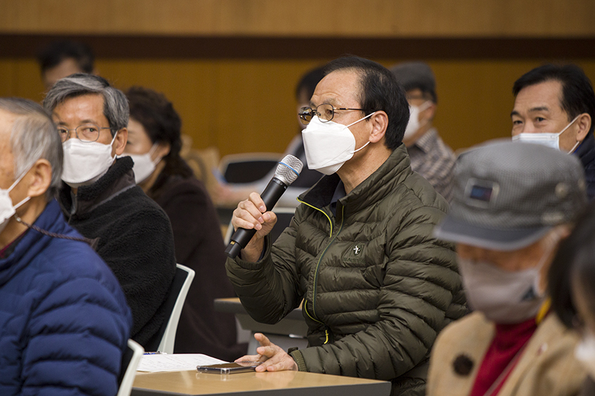 참석자가 질문하고 있다.