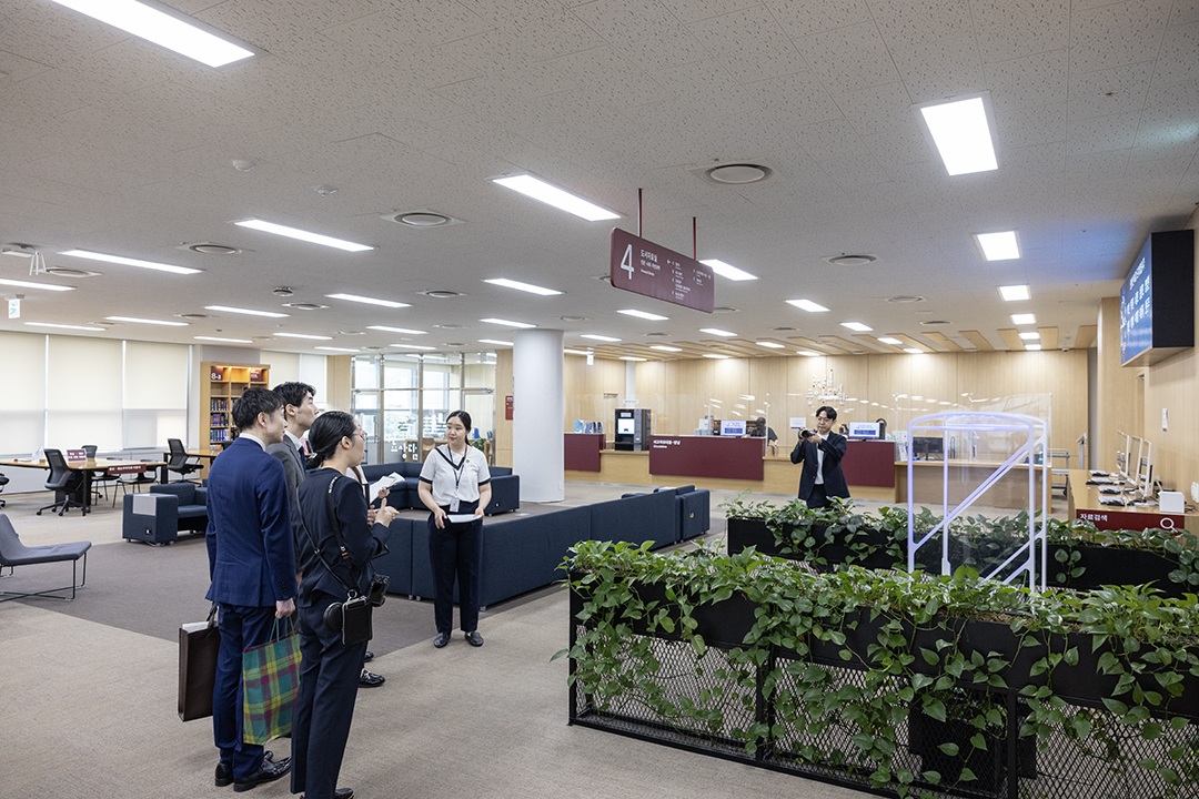 일본 국립국회도서관 대표단이 자료실에 도서가 준비되었음을 알리는 전광판을 보고 있다.