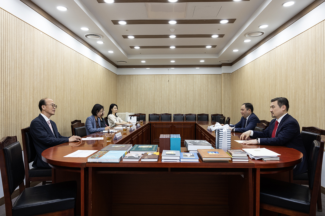 국립중앙도서관과 카자흐스탄 국립아카데미도서관 간 양해각서 체결과 관련해 협의하였다.