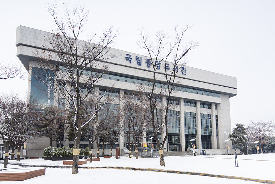 도서관에도 눈이 가득 쌓일 정도로 눈이 많이 내렸어요.