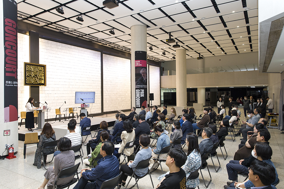 25일(목) 오후 3시, 국립중앙도서관은 국립중앙도서관 본관 1층 열린마당에서 주한프랑스대사관과 공동으로  「담대한 프랑스 문학세계, 프랑스 공쿠르상 수상작 展」을 개최하였다.
