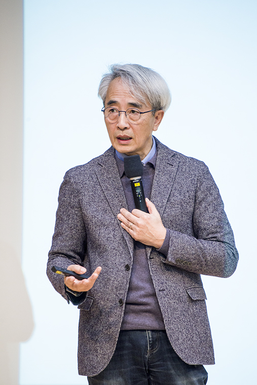 강연하고 있는 김경집 작가.