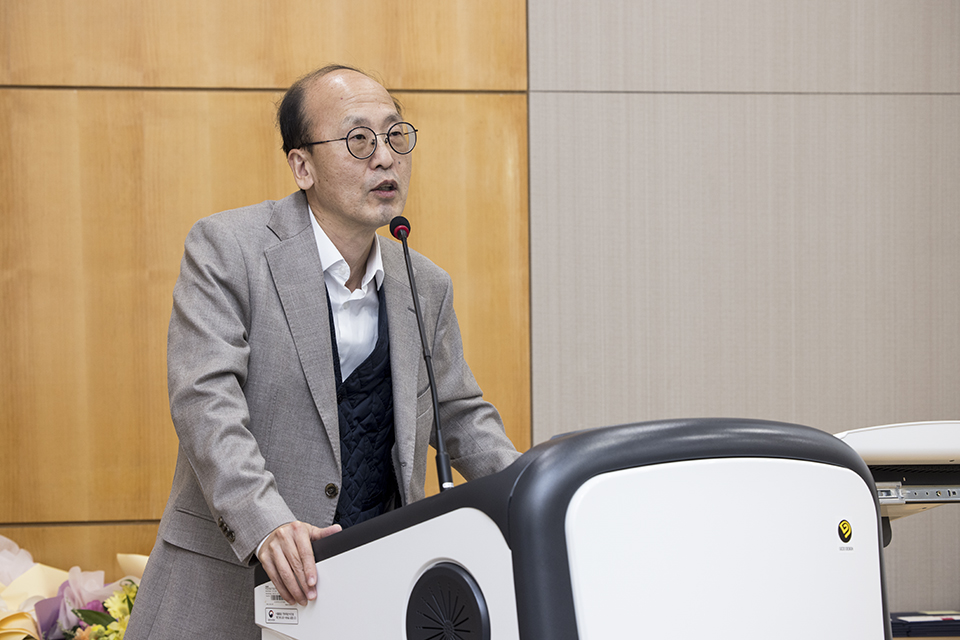 이수명 지식정보운영부장이 환영사를 하고 있다.