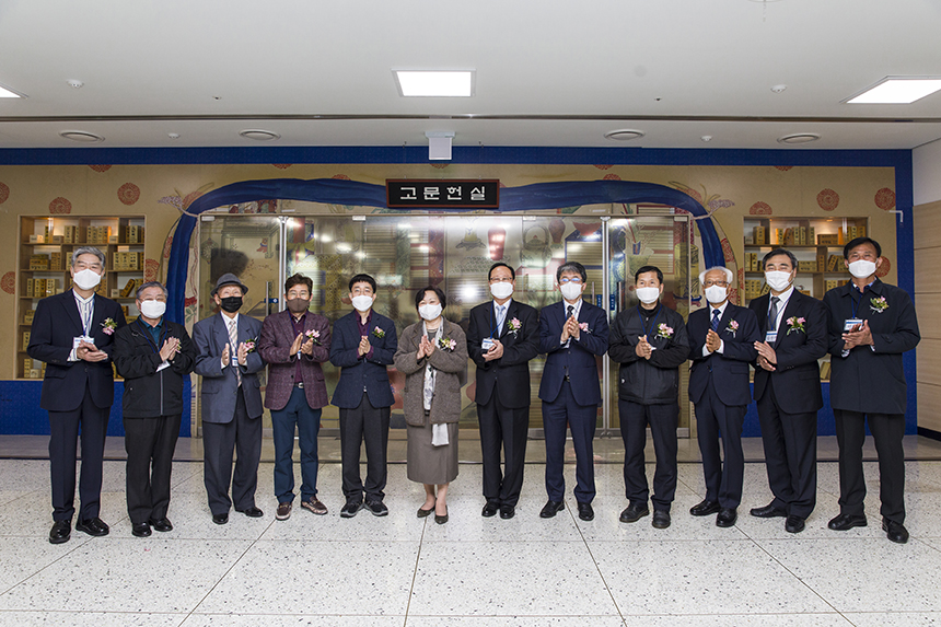 서혜란 관장(왼쪽에서 오른쪽으로 6번째 서혜란 관장)과 11명의 기증자(양기환 남원양씨 장영공파 종중회장 등)들이 기념촬영하고 있다.