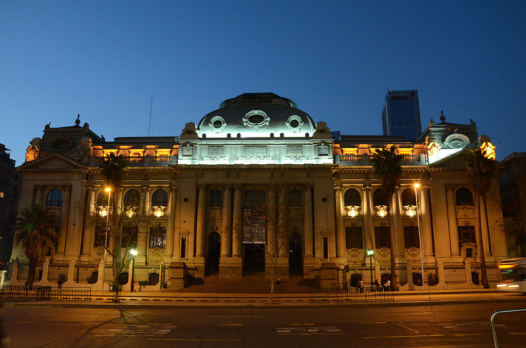 그림 1. 조명을 밝힌 국립도서관 건물 모습